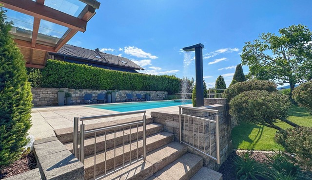 SUNDAY BLISS near Salzburg – Spacious Living with 5 Bedrooms & a Pool