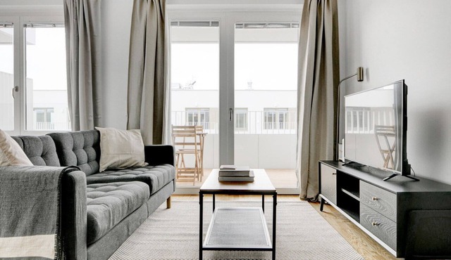 Sunny Leopoldstadt Studio w/Rooftop & BBQ, near Metro U2, by Blueground