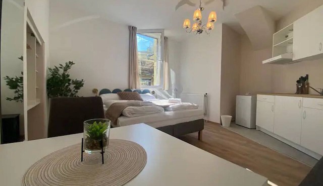 Trendy Studio Prime Location w/kitchenette & TV