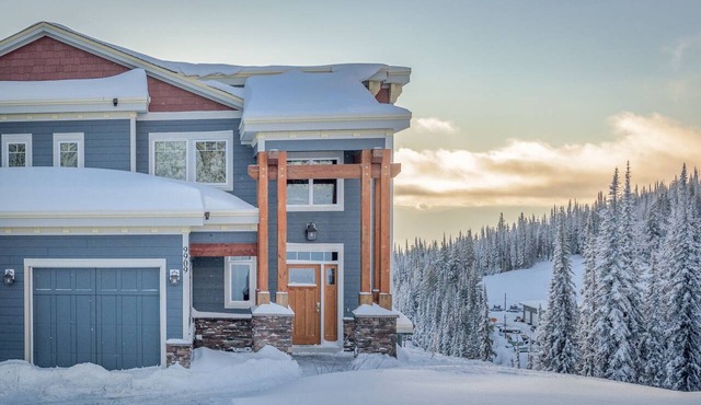 Unrivalled Deluxe Ridge location Duplex with Amazing Views and good ski in/out in Silver Star Mountain
