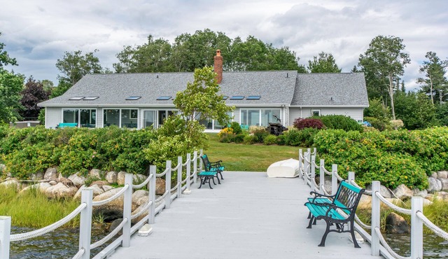 Waterfront LUXURY Guesthouse + Spa Amenities, near Martinique Beach in Musquodoboit Harbour