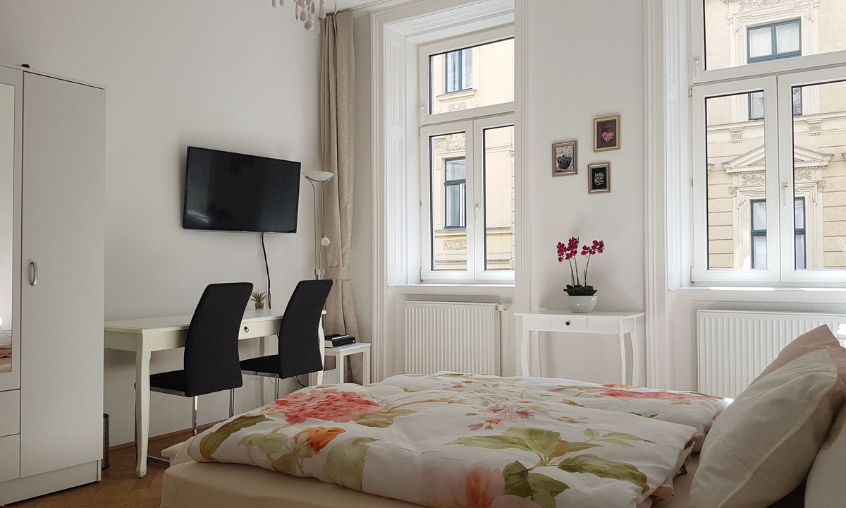 Schottenfeld Apartment | Cosy 3 Room Viennese Flat - 10min to City Center