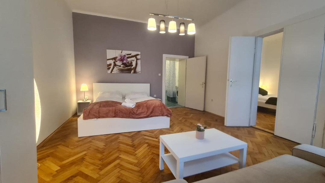 Landstrasse Apartment | Stylish Multi Apt Perfect for Group Stays