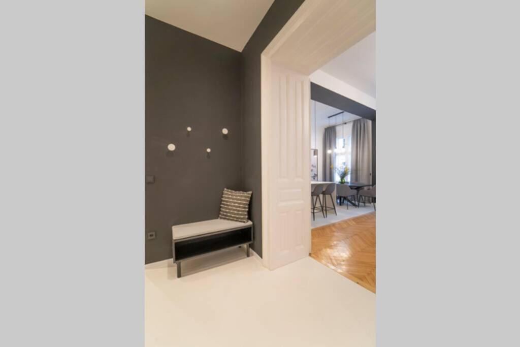 Josefstadt Apartment | josef's home I Pink Flamingo I Deluxe Suite