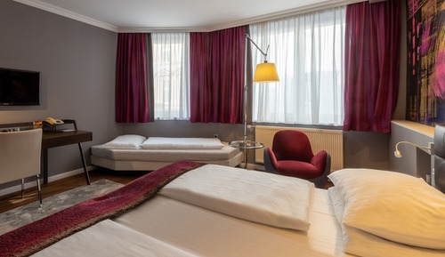 Deluxe triple room, street view