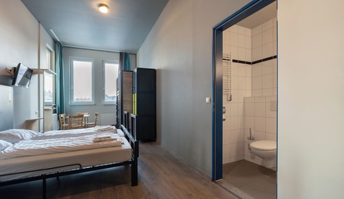 6-Bed Room