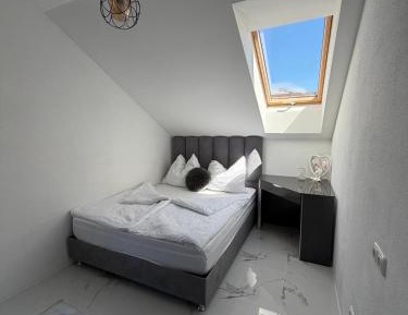 Apartment with Mountain View