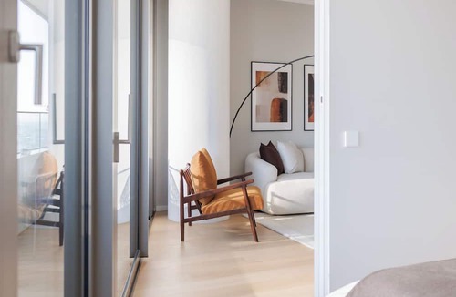 Kaisermuhlen Apartment | Skyline Suite - Danube-View Balcony&Pool