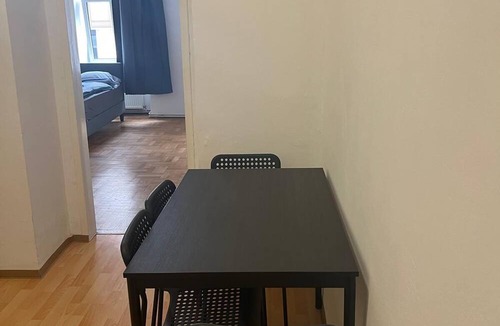Simmering Apartment | Modern 1BR City Apt for 5 Great Location