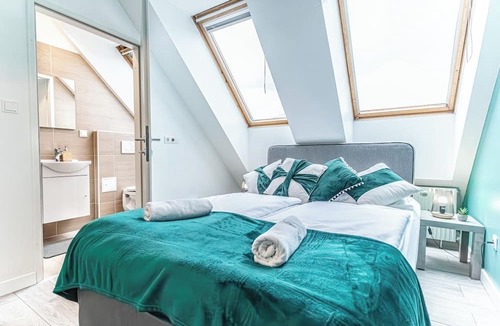 Favoriten Apartment | Stunning 12BR Floor For 24 People