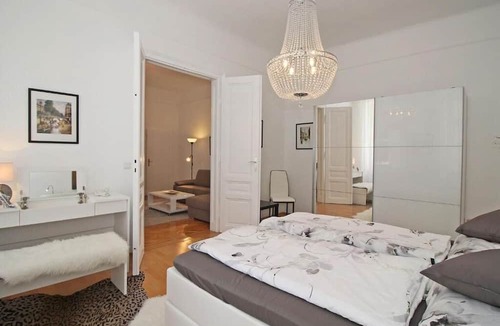 Schottenfeld Apartment | Modern apartment (63sqm) with bathtub and open kitchen