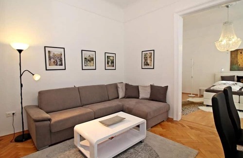 Schottenfeld Apartment | Modern apartment (63sqm) with bathtub and open kitchen