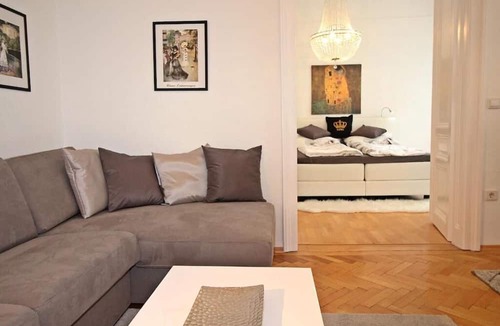 Schottenfeld Apartment | Modern apartment (63sqm) with bathtub and open kitchen