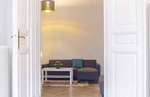 Wahring Apartment | Retro Charm Budget 1BR Apartment near AKH Hospital