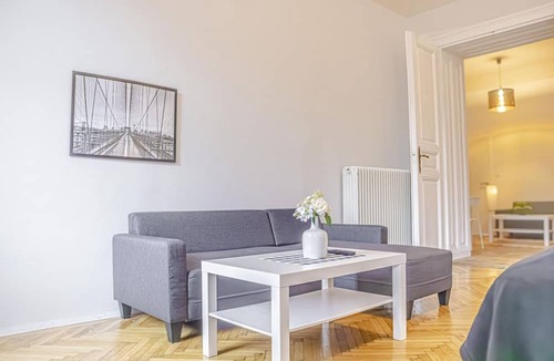 Wahring Apartment | Retro Charm Budget 1BR Apartment near AKH Hospital