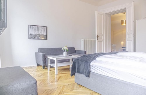 Wahring Apartment | Retro Charm Budget 1BR Apartment near AKH Hospital