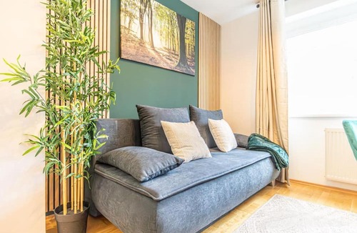 Favoriten Apartment | Charming 1BR Retreat Moments from Reumannplatz U1