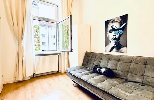Rudolfsheim-Funfhaus Apartment | 5BR Apt. Ideal for Groups; 7- Min to Westbahnhof