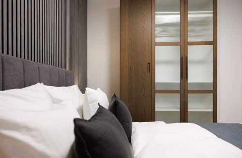 Brigittenau Apartment | Secret Garden Suite with Terrace, 10 min to Center