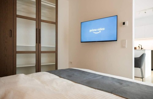Brigittenau Apartment | Secret Garden Suite with Terrace, 10 min to Center