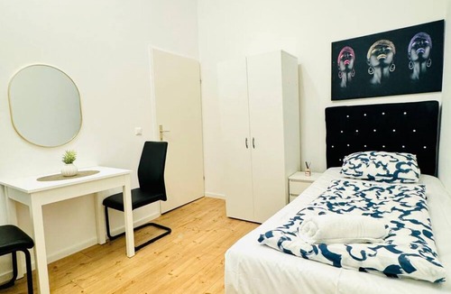 Liesing Apartment | 5BR Apartment; Near Atzgersdorf Park, 11-Min Walk