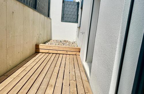 Liesing Apartment | Modern Rooftop Apartment with Balcony & Free Parking