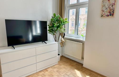 Ottakring Apartment | Spacious 5-Room Apartment with Free Parking