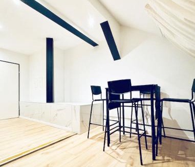 Liesing Apartment | Comfortable 5BR Apt for 13 Near Liesing Station