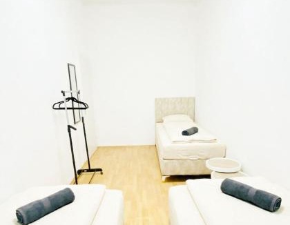 Liesing Apartment | Affordable 5BR Apt, for 11 Guests near Schönbrunn
