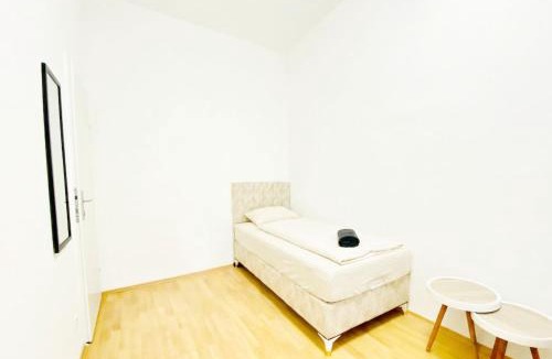Liesing Apartment | Affordable 5BR Apt, for 11 Guests near Schönbrunn