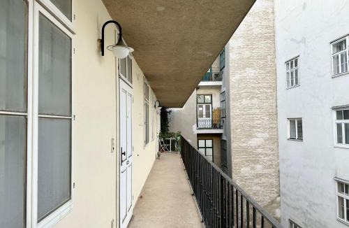 Josefstadt Apartment | Near Rathaus - 5 Min to Center - Fast Wi-Fi