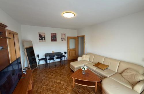 Sankt Polten Apartment | Ruhige, klimatisierte Wohnung nahe Zentrum & Bahnhof