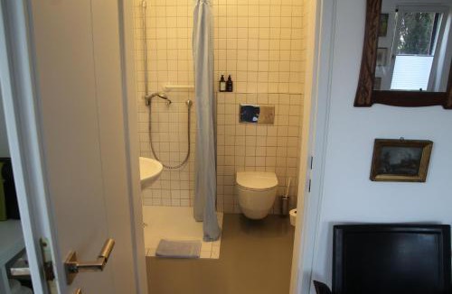 Sankt Lorenz House | Zimmer am Ring - ruhiges Zimmer im Grünen, Frühstück auf eigener Terrasse mit Morgensonne und fußläufig zum Badeplatz Schwarzindien am Mondsee