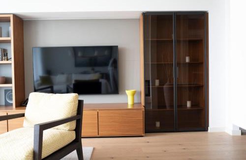 Rudolfsheim-Funfhaus Apartment | Regal Retreat: Luxurious Apartment with Schönbrunn Palace Panorama