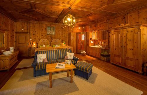Maishofen Apartment | Schloss Saalhof- Schlossflair, Wellnessauszeit, Bauernhofleben, Familienzeit im historischen Apartment zentral zwischen Zell am See und Saalbach-Hinterglemm