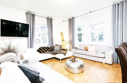 Nonntal Villa | Family Wellhouse Green Garden direct in Salzburg, sunny big garden, up to 16 pax, bikes for free, BBQ, sunbeds, parking for free, 15 min sound of music