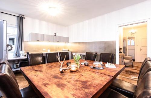 Nonntal Villa | Family Wellhouse Green Garden direct in Salzburg, sunny big garden, up to 16 pax, bikes for free, BBQ, sunbeds, parking for free, 15 min sound of music