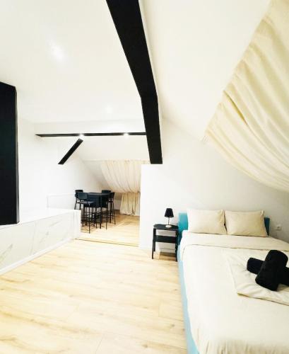 Comfortable 5BR Apt for 13 Near Liesing Station