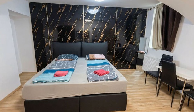 Cozy 1BR Plus LR Near Amusement Park