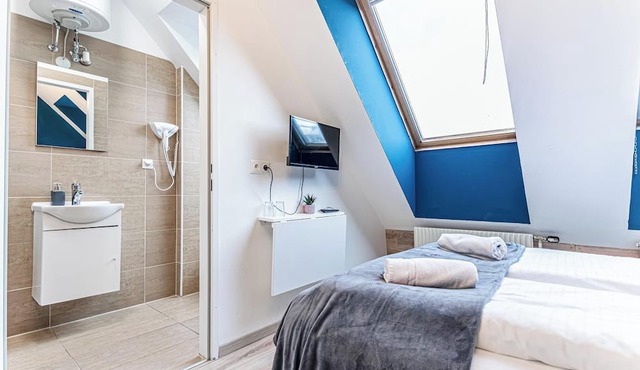 Stunning 12BR Floor For 24 People