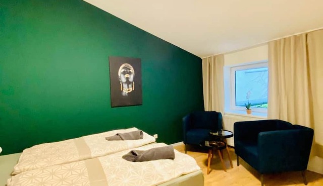 Spacious 8BR Apt with Terrace 16P