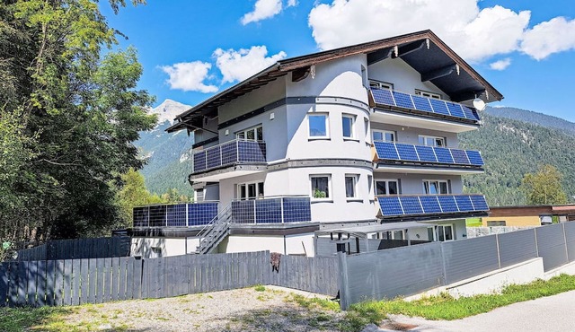 Lovely apartment for 14 people with WIFI, hot tub, patio and parking