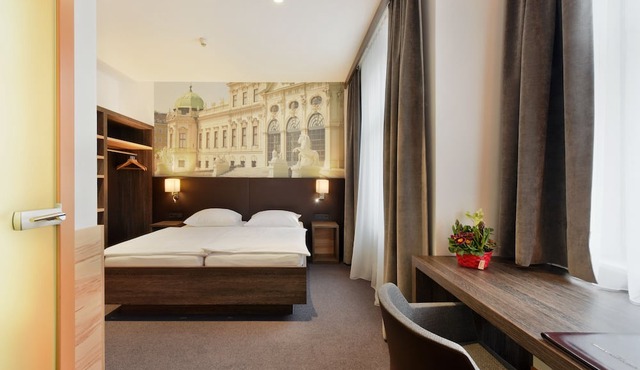 Lucia Hotel