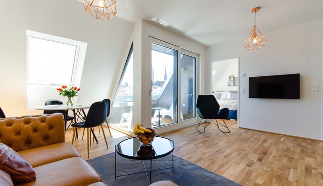 Sunny & Stylish | 5★ Location, ♛ King Bed, Balcony
