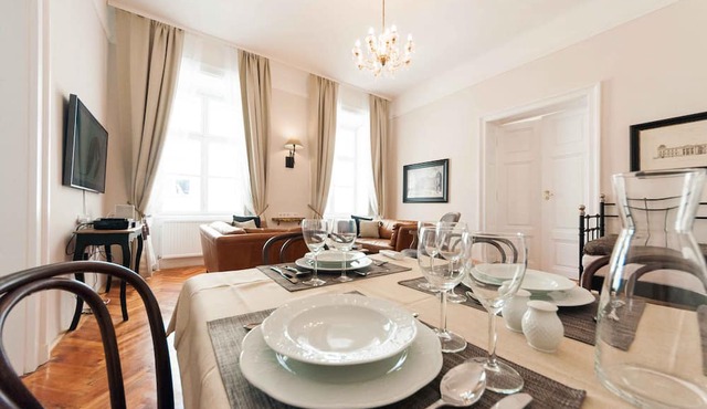 Classic 3-bed with A/C, Balcony Near The Cathedral