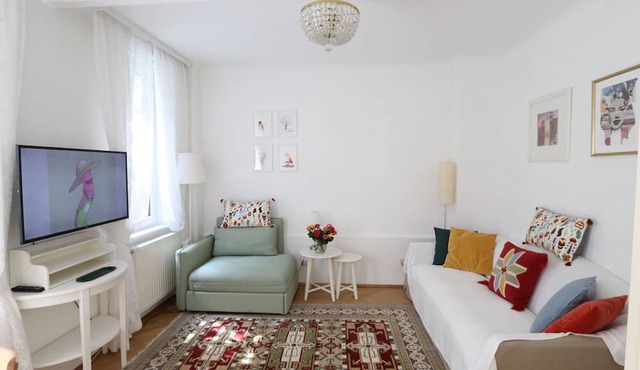 Garden apartment in traditional Viennese villa near downtown subway