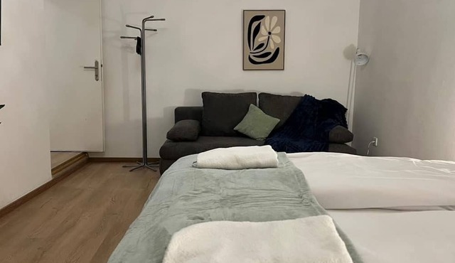 Quiet Room with Balcony – Walk to Rennweg Station