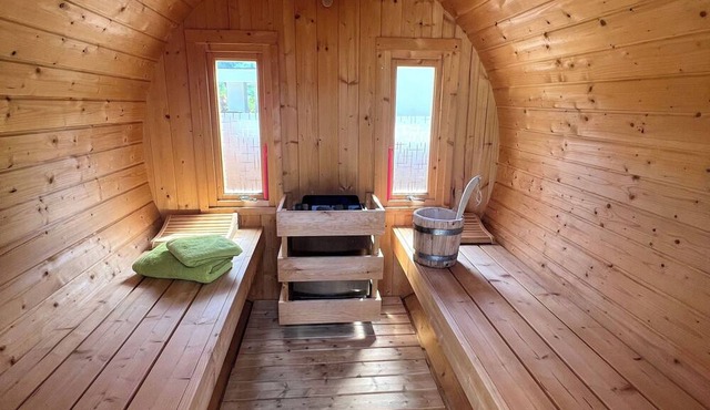 Glamping in the sleeping hut with box-spring bed