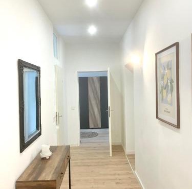 Schönbrunn Family Retreat Spacious 3BR Apartment 6-7 Sleeps - Steps to Metro & Park