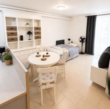 MODERN HOLIDAY APARTMENT Free Parking Free WiFi Fully Equipped 1 to 4 Guests